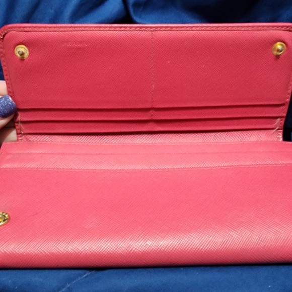 PRADA EUC SAFFIANO LEATHER TRIFOLD WALLET includes Authentication card - Picture 2 of 10